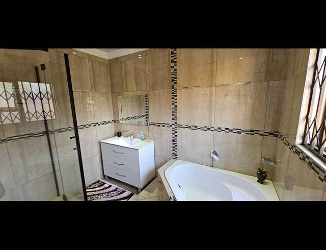 5 BEDROOM HOUSE FOR SALE IN SERALA VIEW